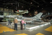 Flugzeuge und Militärfahrzeuge in den Niederlanden