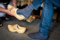 Ein Besuch in der Holzschuhfabrik Koop bietet einen informativen Einblick in das traditionelle Handwerk der Holzschuhherstellung